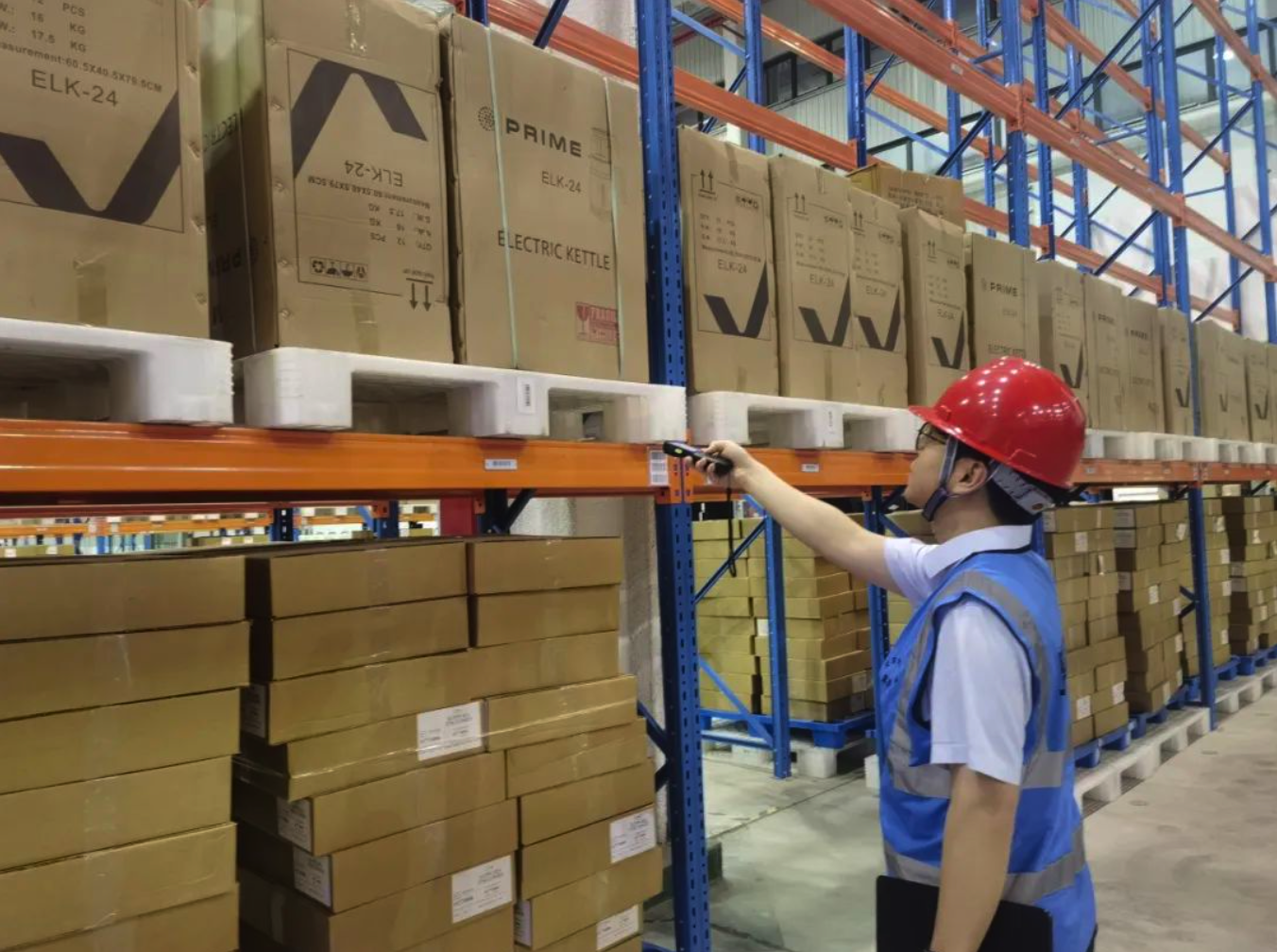 “世界超市”商品“拼箱出运”难？青年人出招破解！(图2)